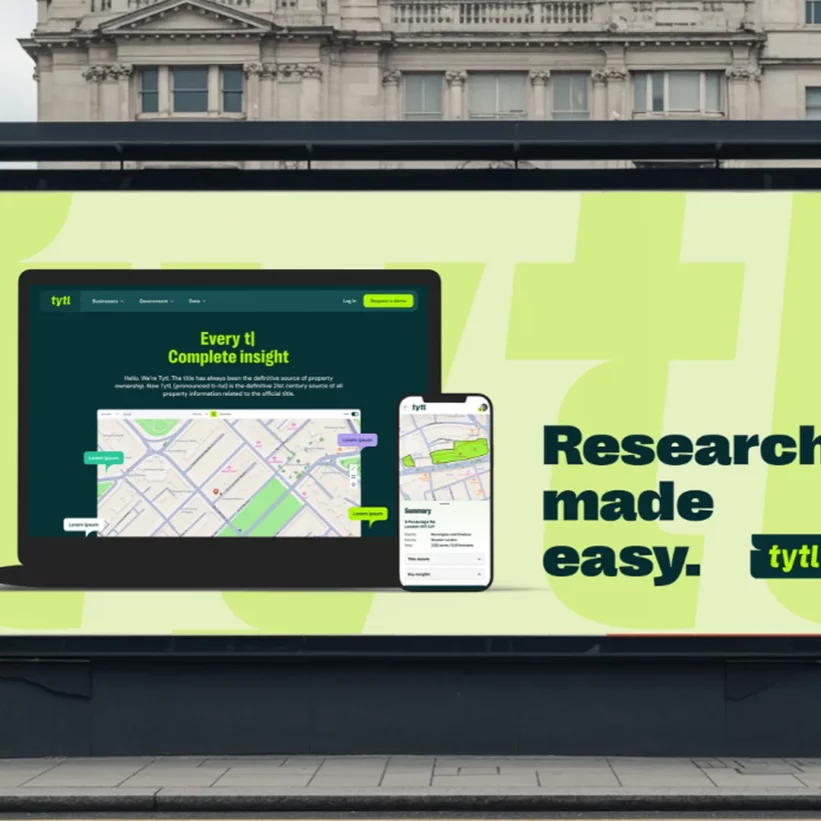 Publicité dans l'espace publique présentant le déploiement de Tytl