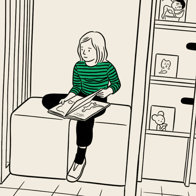 une fillette de 7 ans qui lit à la bibliothèque